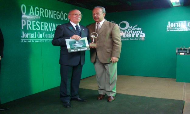 Prof. Castello recebe o prêmio do secretário da Agricultura, Carlos Fagundes Machado