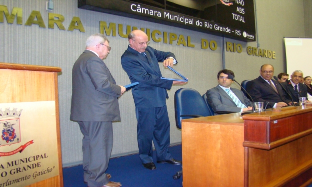 Prof. Oswaldo Barbosa entrega placas da Aprofurg e do Nume