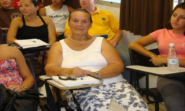 No curso de História, lição de vida: aos 70 anos, Carmen Sayão realiza o sonho de entrar na Universidade