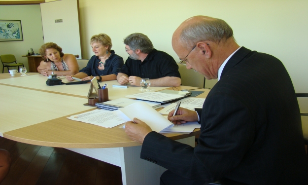 O reitor Cousin assina os documentos que serão levados pelos professores Carl e Francine, acompanhados da profª Mara (à esq.)