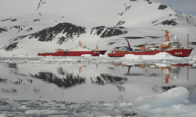 Pela primeira vez país teve dois navios operando na Antártica