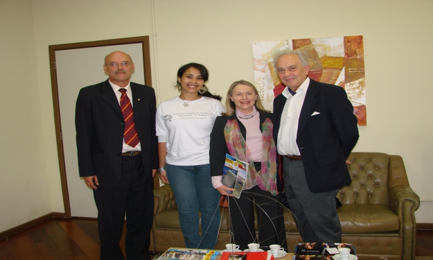 Os profs. Denis e Agueda Vialou visitaram o Reitor João Carlos Cousin na tarde de segunda