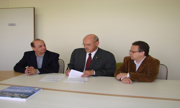 Reitor assina contrato para obras no campus FURG SVP, ao lado do prefeito e do diretor da empresa