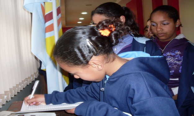Sabrina Antunes, 11 anos, estreou o caderno de visitas do projeto