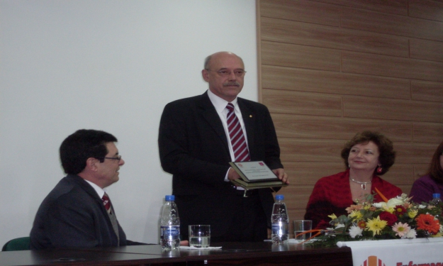 Em nome da Universidade, reitor João Carlos Cousin recebeu uma placa