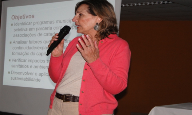 Profª Helena Ribeiro, da USP, mostrou pesquisas sobre cooperativas e inclusão