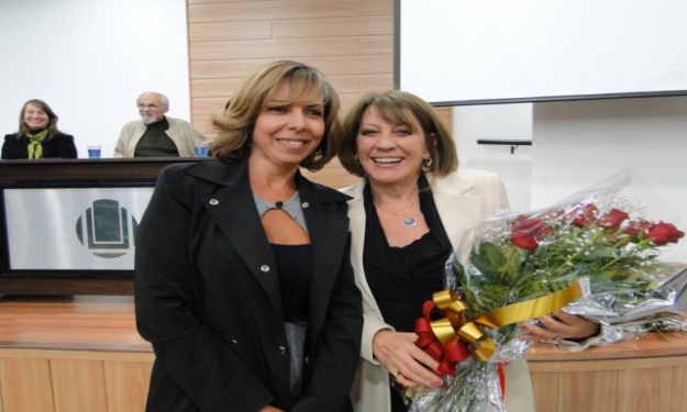 Jussara Silveira recebeu as flores da profª e vice-diretora do HU Márcia Rodrigues