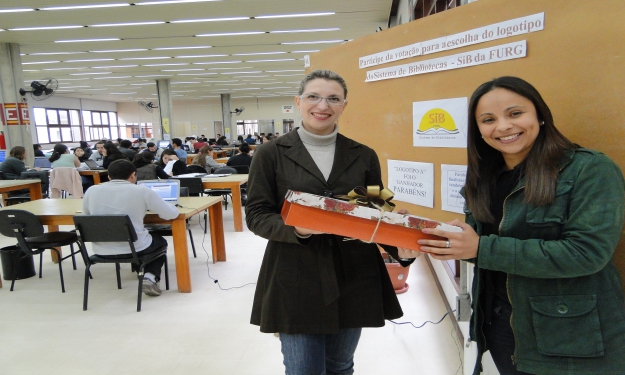 Rúbia Gattelli entregou prêmio à acadêmica Marilete Cardoso, na Biblioteca Central