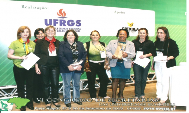 O grupo autor do trabalho premiado em 2º lugar, com integrantes da organização do congresso