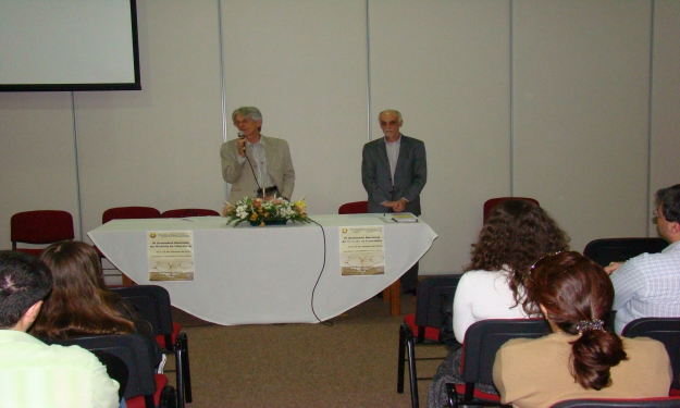 Professor doutor Roberto Acizelo de Souza (à direita) foi o primeiro palestrante
