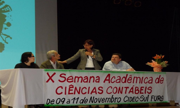 Pró-reitora Cleuza Dias compôs a mesa de abertura do evento