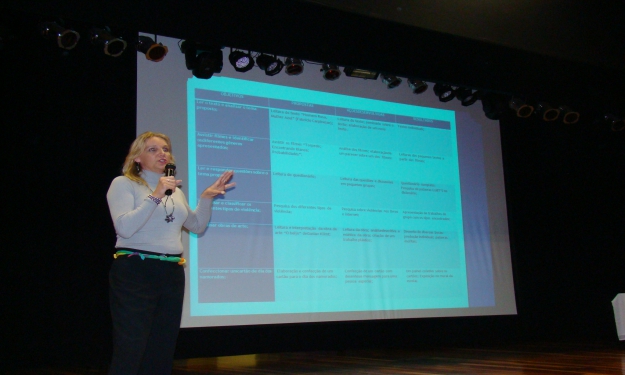 Professora Marina Reidel relatou experiências em sala de aula em Porto Alegre