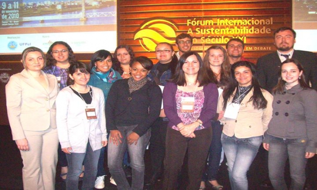 Professora Dione Kitzmann com alunos da Gestão Ambiental e os organizadores do Fórum, os professores Luciara Bilhalva Corrêa e Érico Kunde Corrêa (UFPel)