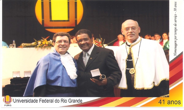 Edison Rodrigues, em agosto último, recebendo a homenagem da FURG por tempo de serviço