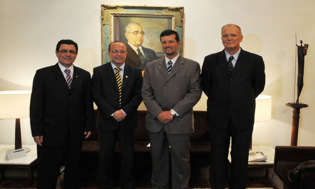 Deputado Alexandre Lindenmeyer; o presidente da Assembléia Legislativa Adão Villaverde e os dois homenageados da AL