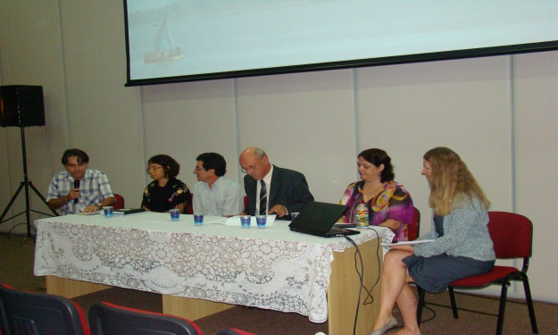 Professor Vasconcelos, superintendente Adriane,  vice-reitor, reitor, professoras Adriana e Daniela