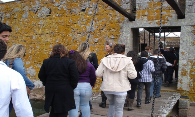 Estudantes e professores do projeto de Espanhol na entrada ao Forte São Miguel