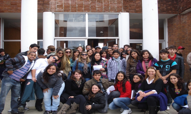 Grupo do projeto de Espanhol em frente ao Liceu uruguaio