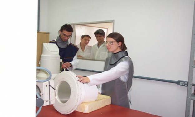 Simulação de procedimento experimental com vestimentas de proteção contra as radiações ionizantes
