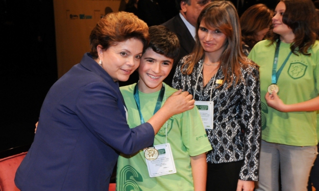 Presidenta Dilma, o estudante Marco Pietro e a professora Mauren