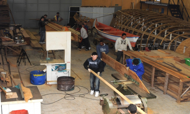 Alunos trabalhando na construção do bote tradicional