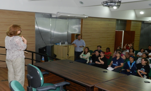 Público acompanhou atentamente os relatos da professora