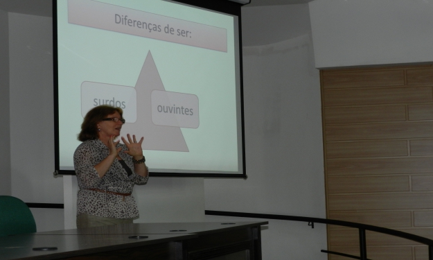 Gladis Perlin teve a ajuda de uma intérprete para realizar a palestra