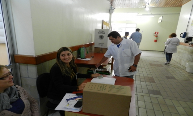 Urna para técnicos-administrativos em Educação no interior do Hospital
