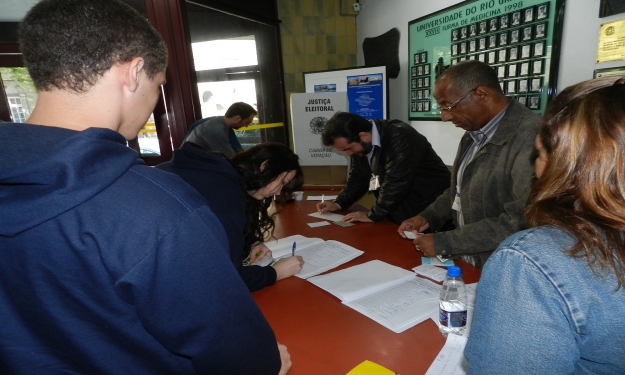 Professores e alunos votam na Área Acadêmica