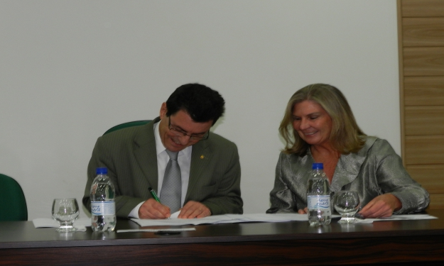 Assinaram o documento de posse Ernesto Pinto...