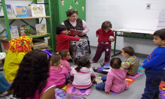 Dona Benta na biblioteca conversando sobre livros infantis