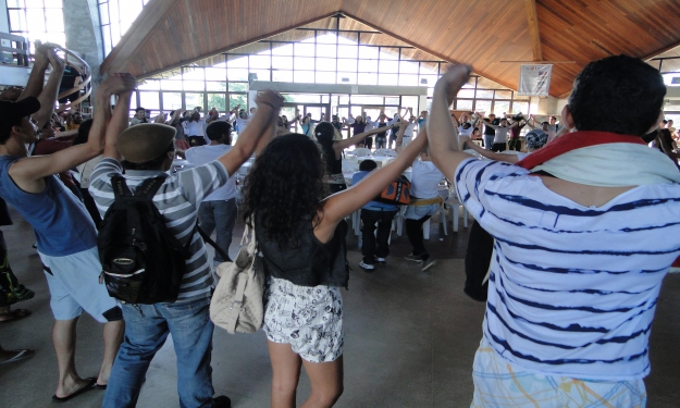 De mãos dadas os estudantes celebraram a diversidade