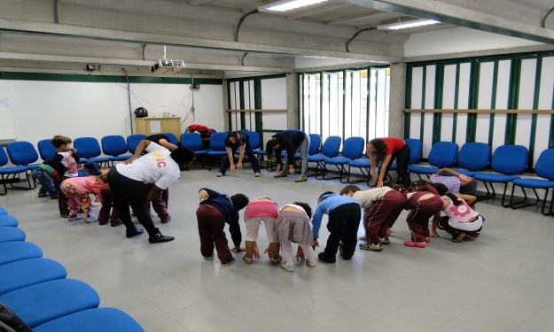 Crianças aprendem a se exercitar na oficina de ginástica