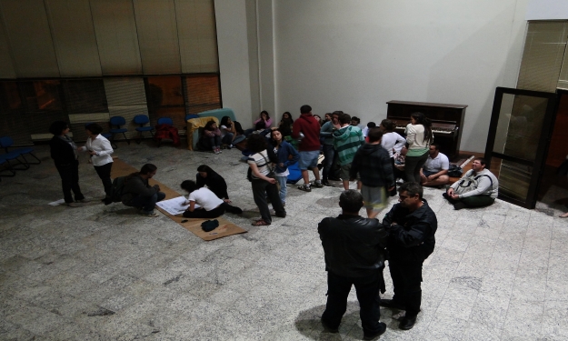 Chegada dos alunos na Reitoria ontem à noite.
