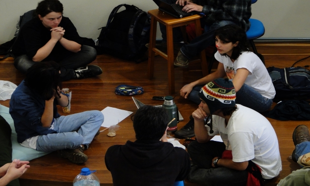 Grupo de acadêmicos discutem pauta de reivindicações.