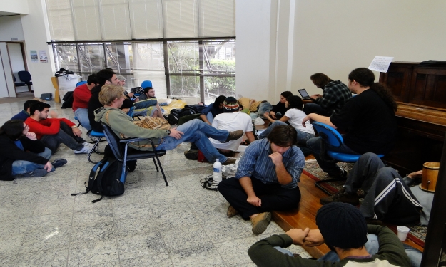 Alunos permanecem na Reitoria hoje pela manhã.