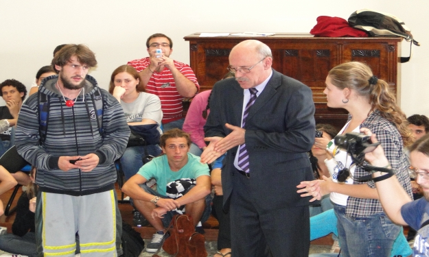 Reitor conversa com acadêmicos grevistas no saguão da Reitoria