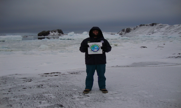 Gonzalo mostra o logotipo da Esantar-FURG, saudando todos os colegas em Rio Grande
