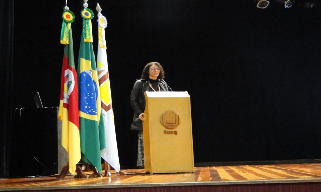 Professora Vânia Rodrigues da comissão organizadora do evento