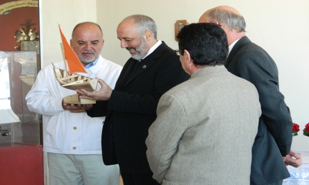 Lauro Barcellos presenteia Dirceu Lopes 