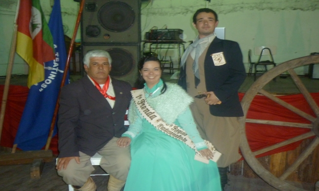 Prenda e peão vencedores junto com o patrão do CTG, Roberto Nunes