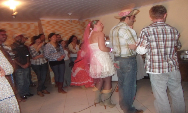 Evento teve casamento caipira...