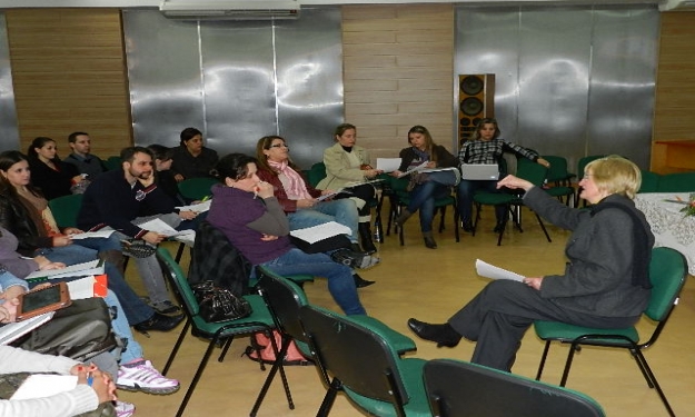 Professora Hedi de Siqueira ministra aula pelo PPGEnf no anfiteatro da Área Acadêmica