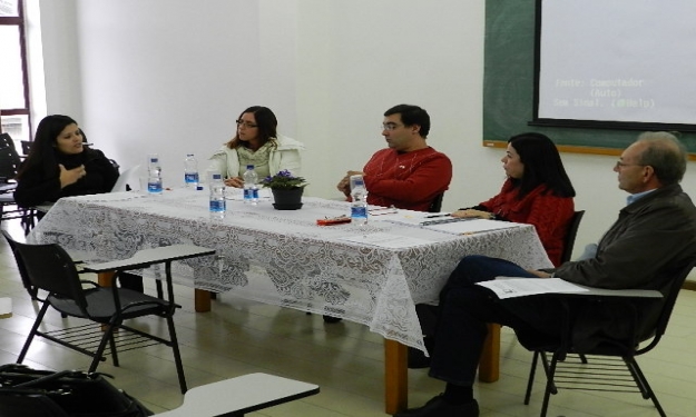 Camila Schwonke (à esquerda) defendeu tese de doutorado