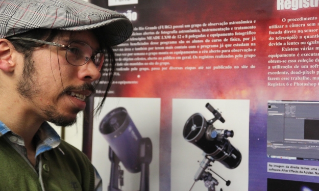 Leandro Almeida na apresentação do pôster 