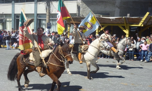 Desfile no centro de Rio Grande