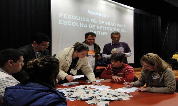 Integrantes das chapas acompanharam a apuração