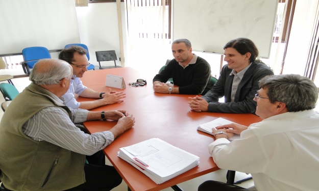 Assinatura de contrato para reforma da lancha Larus