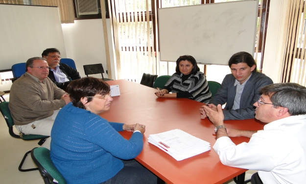 Assinatura de contrato para criação de três pontos de convivência para alunos no Campus Carreiros