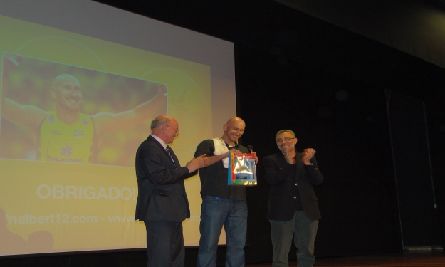 Reitor João Carlos Cousin entregou uma lembrança ao ex-atleta